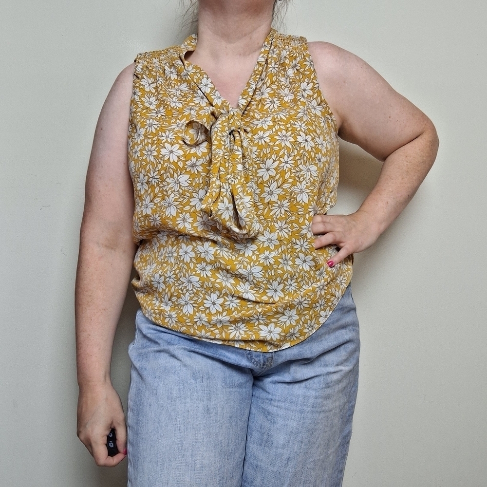 Cynthia Steffe Mustard Yellow and White Bow Sleeveless Blouse Size Medium